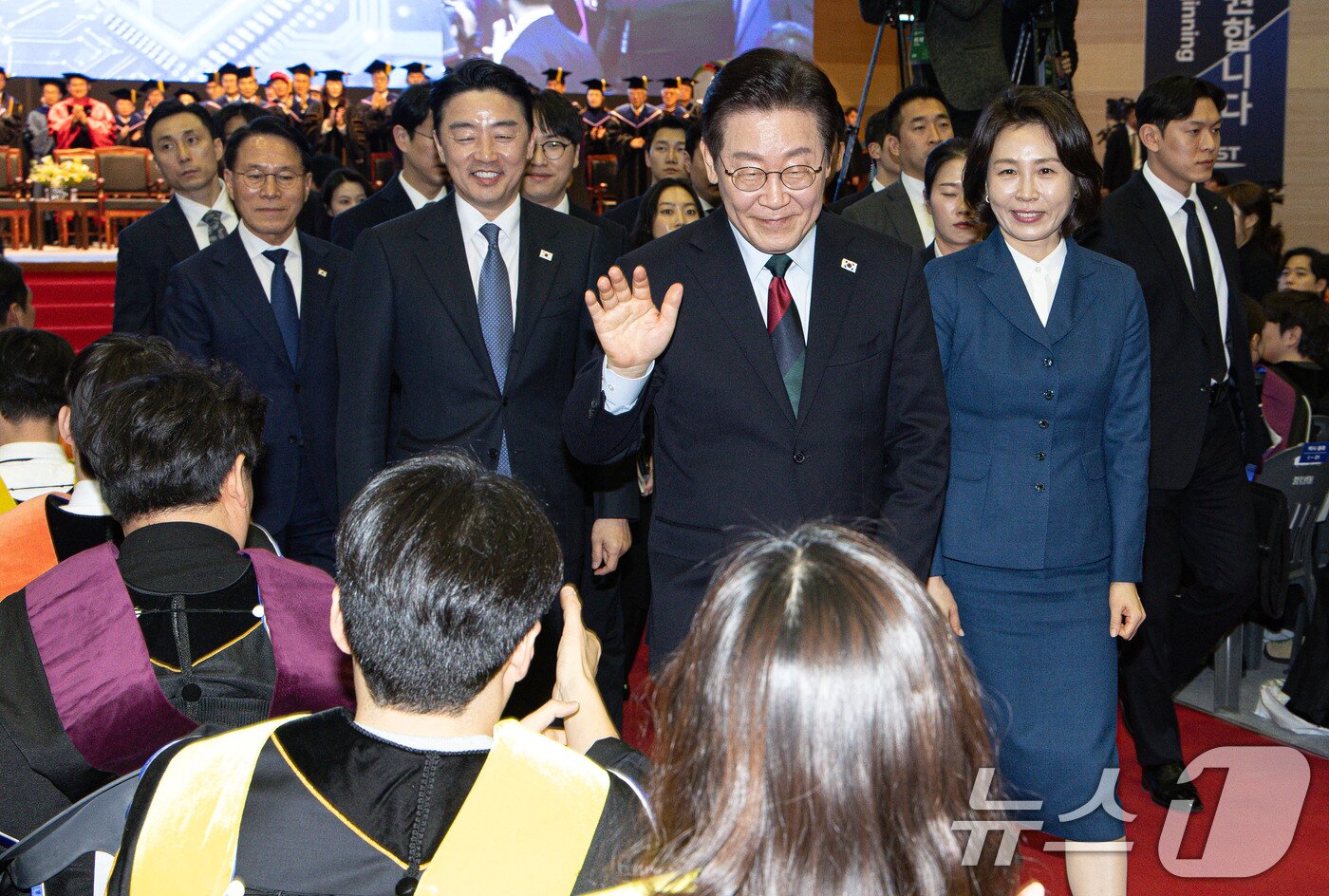 본문 이미지 - 이재명 대통령이 20일 대전 유성구 한국과학기술원(KAIST)에서 열린 학위수여식을 마친 후 행사장을 나서고 있다. 2026.2.20 ⓒ 뉴스1 이재명 기자