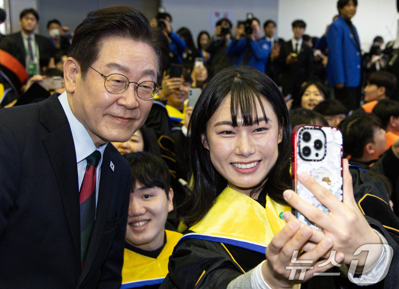 (대전=뉴스1) 이재명 기자 = 이재명 대통령이 20일 대전 유성구 한국과학기술원(KAIST)에서 열린 학위수여식에서 한 졸업생과 기념촬영을 하고 있다. 2026.2.20/뉴스1