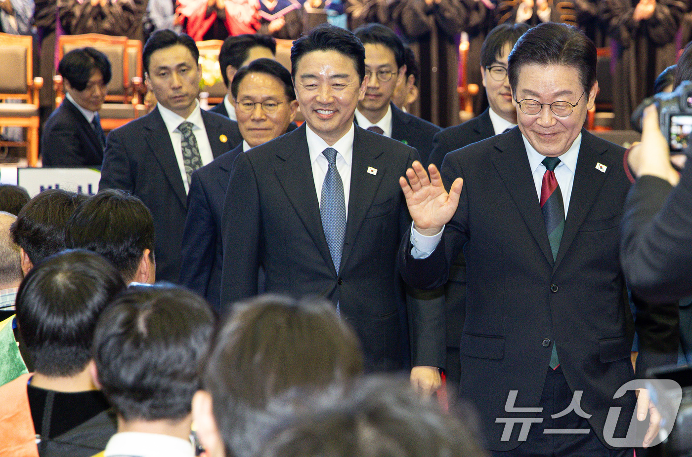 (대전=뉴스1) 이재명 기자 = 이재명 대통령이 20일 대전 유성구 한국과학기술원(KAIST)에서 열린 학위수여식을 마친 후 행사장을 나서고 있다. 2026.2.20/뉴스1