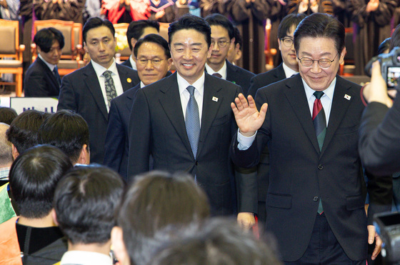 졸업생 향해 인사하는 이재명 대통령