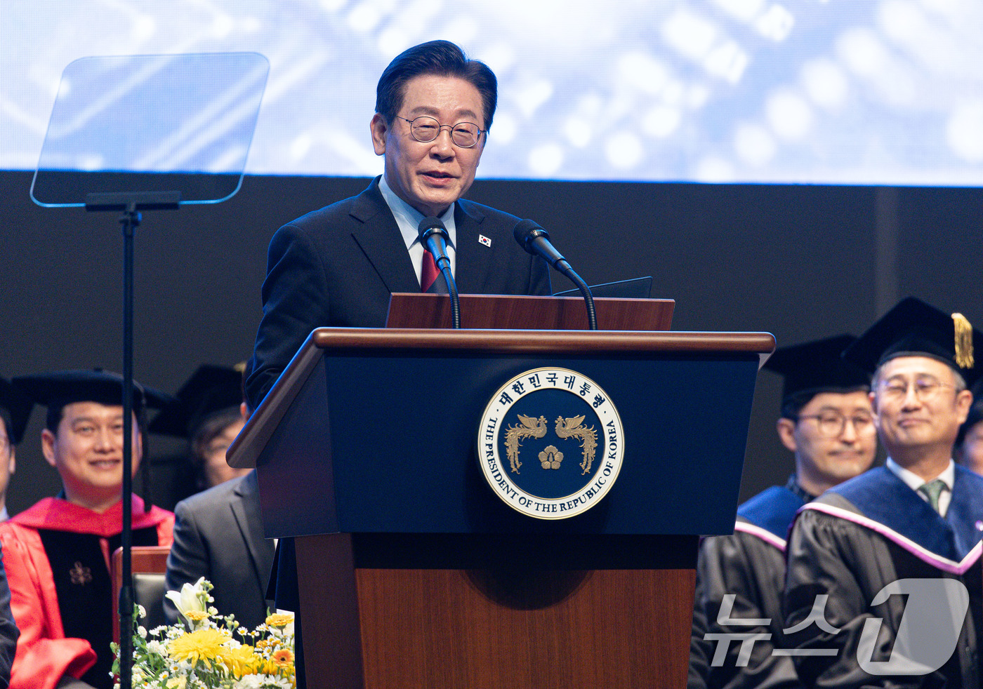 (대전=뉴스1) 이재명 기자 = 이재명 대통령이 20일 대전 유성구 한국과학기술원(KAIST)에서 열린 학위수여식에서 축사를 하고 있다. 2026.2.20/뉴스1