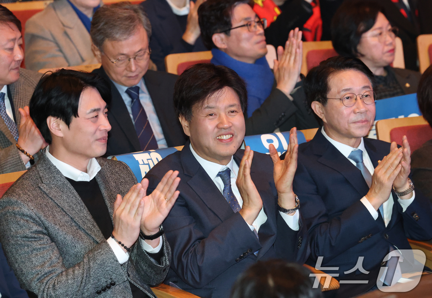 (수원=뉴스1) 김영운 기자 = 김용 전 민주연구원 부위원장이 20일 경기 수원시 팔달구 경기아트센터에서 열린 자신의 저서 ’대통령의 쓸모‘ 출판 기념회에 참석해 박수를 치고 있다 …