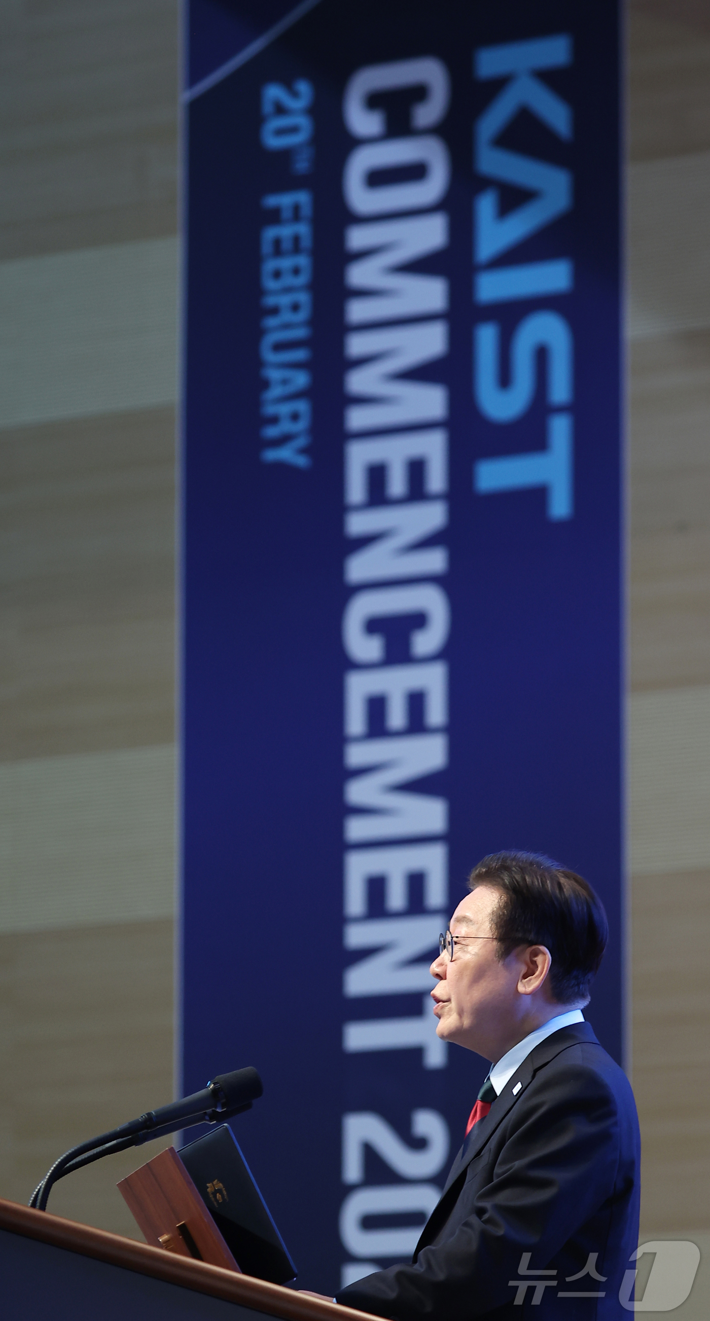 (대전=뉴스1) 이재명 기자 = 이재명 대통령이 20일 대전 유성구 한국과학기술원(KAIST)에서 열린 2025학년도 전기 학위수여식에서 축사하고 있다. (청와대통신사진기자단) …