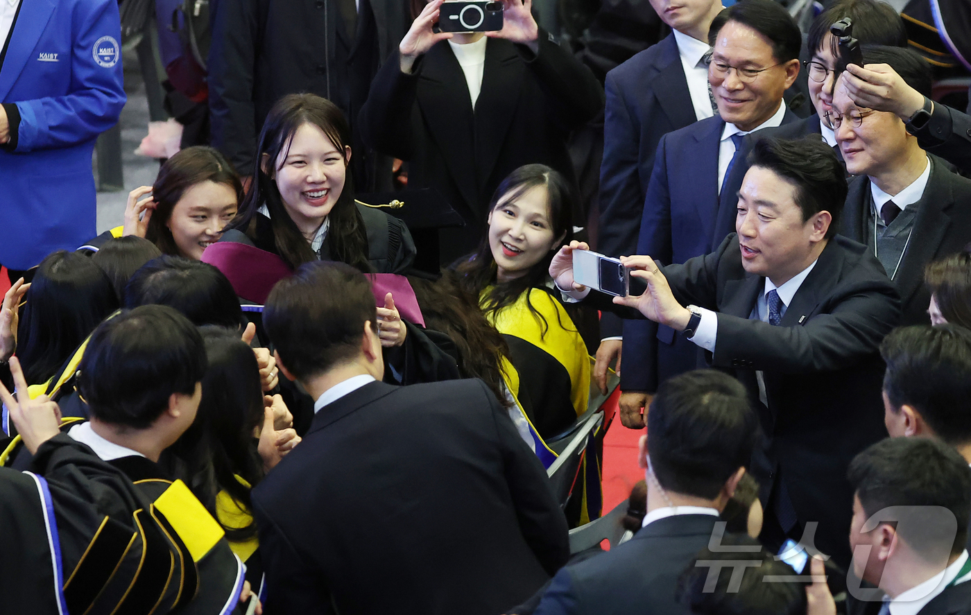 (대전=뉴스1) 이재명 기자 = 강훈식 청와대 비서실장이 20일 대전 유성구 한국과학기술원(KAIST)에서 열린 2025학년도 전기 학위수여식에서 이재명 대통령과 졸업생들의 기념사 …