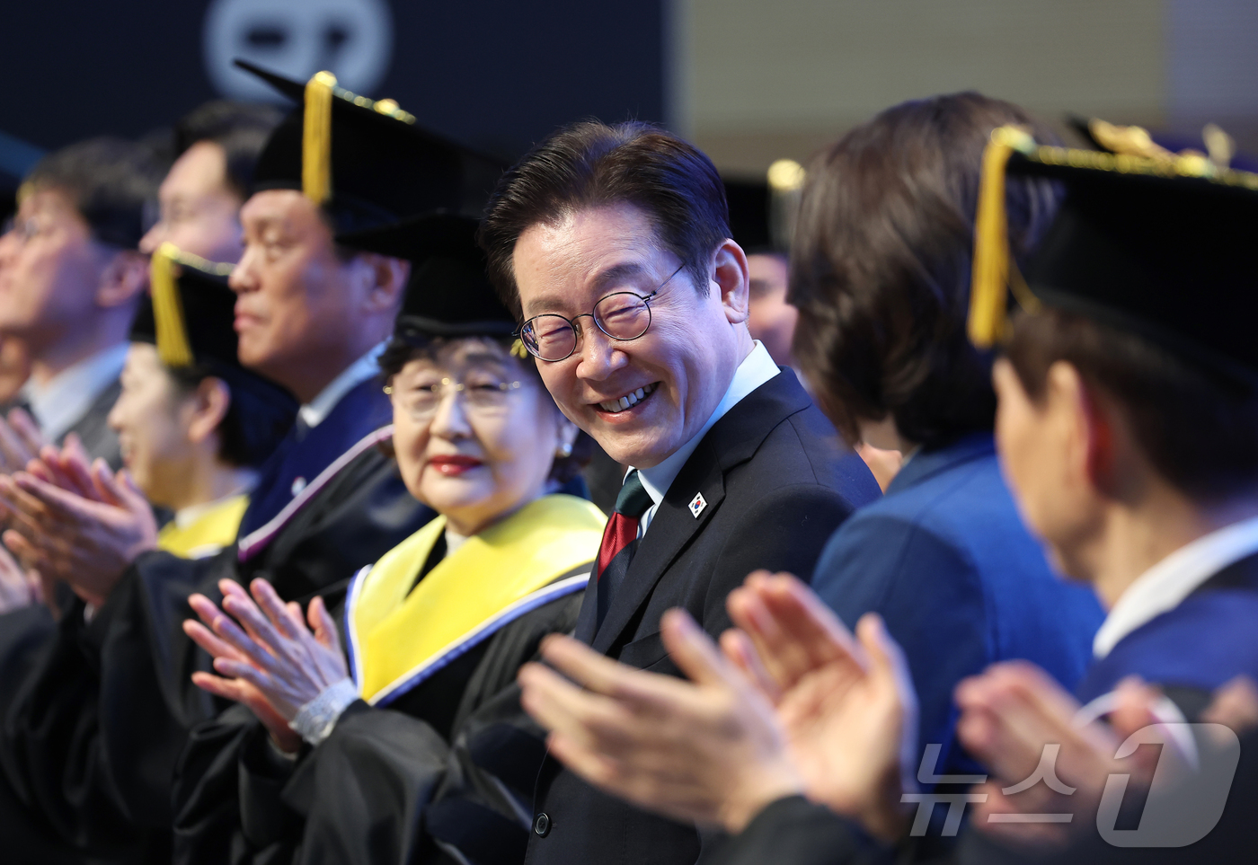 (대전=뉴스1) 이재명 기자 = 이재명 대통령이 20일 대전 유성구 한국과학기술원(KAIST)에서 열린 학위수여식에서 박수를 치고 있다. (청와대통신사진기자단)  2026.2.20 …