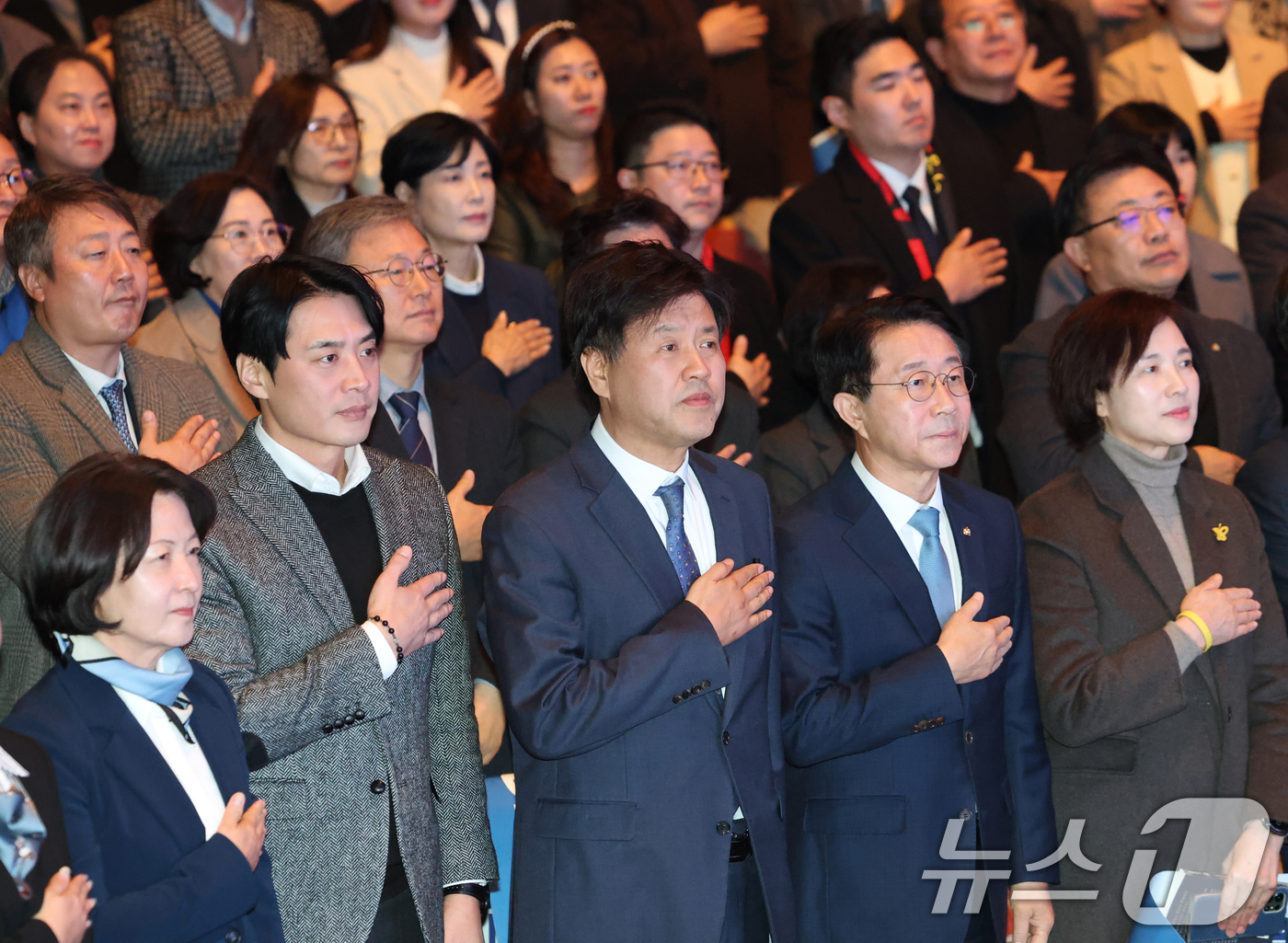 (수원=뉴스1) 김영운 기자 = 김용 전 민주연구원 부위원장이 20일 경기 수원시 팔달구 경기아트센터에서 열린 자신의 저서 ’대통령의 쓸모‘ 출판 기념회에서 국기에 대한 경례를 하 …
