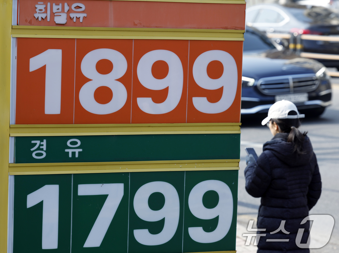 (서울=뉴스1) 박정호 기자 = 미국이 이란을 향한 군사적 압박 수위를 최고조로 끌어올리며 국제유가가 급등한 20일 서울 시내의 한 주유소 앞으로 시민이 지나고 있다.최근 미국은 …