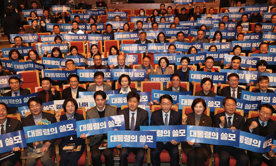 李측근 김용, 수원서 출판기념회…경기지사 후보군 총출동