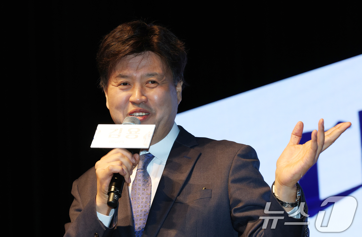 (수원=뉴스1) 김영운 기자 = 김용 전 민주연구원 부위원장이 20일 경기 수원시 팔달구 경기아트센터에서 열린 자신의 저서 ’대통령의 쓸모‘ 출판 기념회에서 인사말을 하고 있다. …