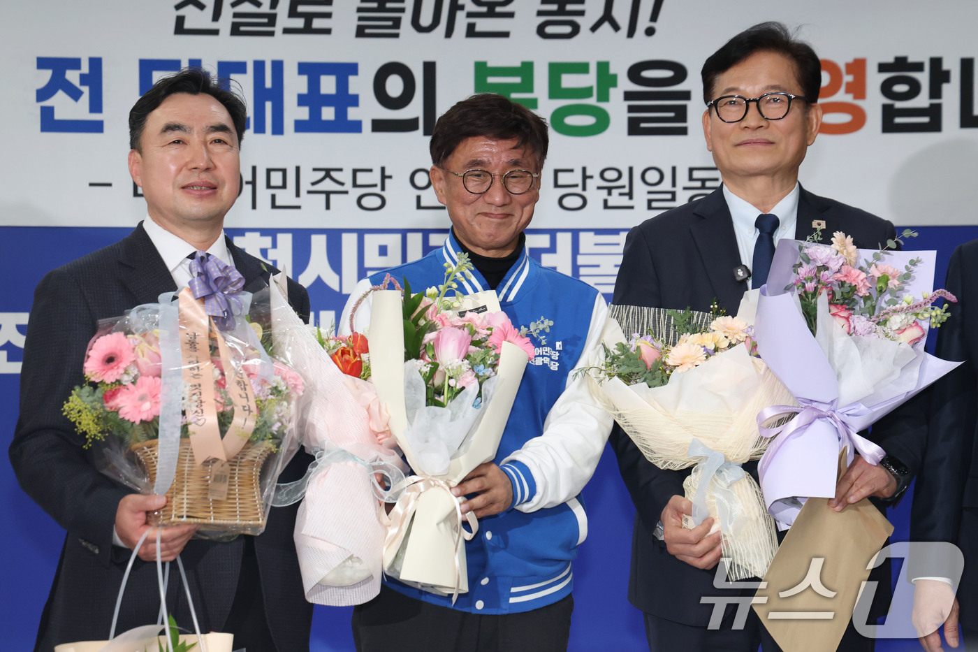 (인천=뉴스1) 이광호 기자 = 송영길 전 더불어민주당 대표(오른쪽)과 윤관석 전 의원(왼쪽)이 20일 오후 인천 남동구 더불어민주당 인천시당을 찾아 고남석 인천시당위원장에게 복당 …