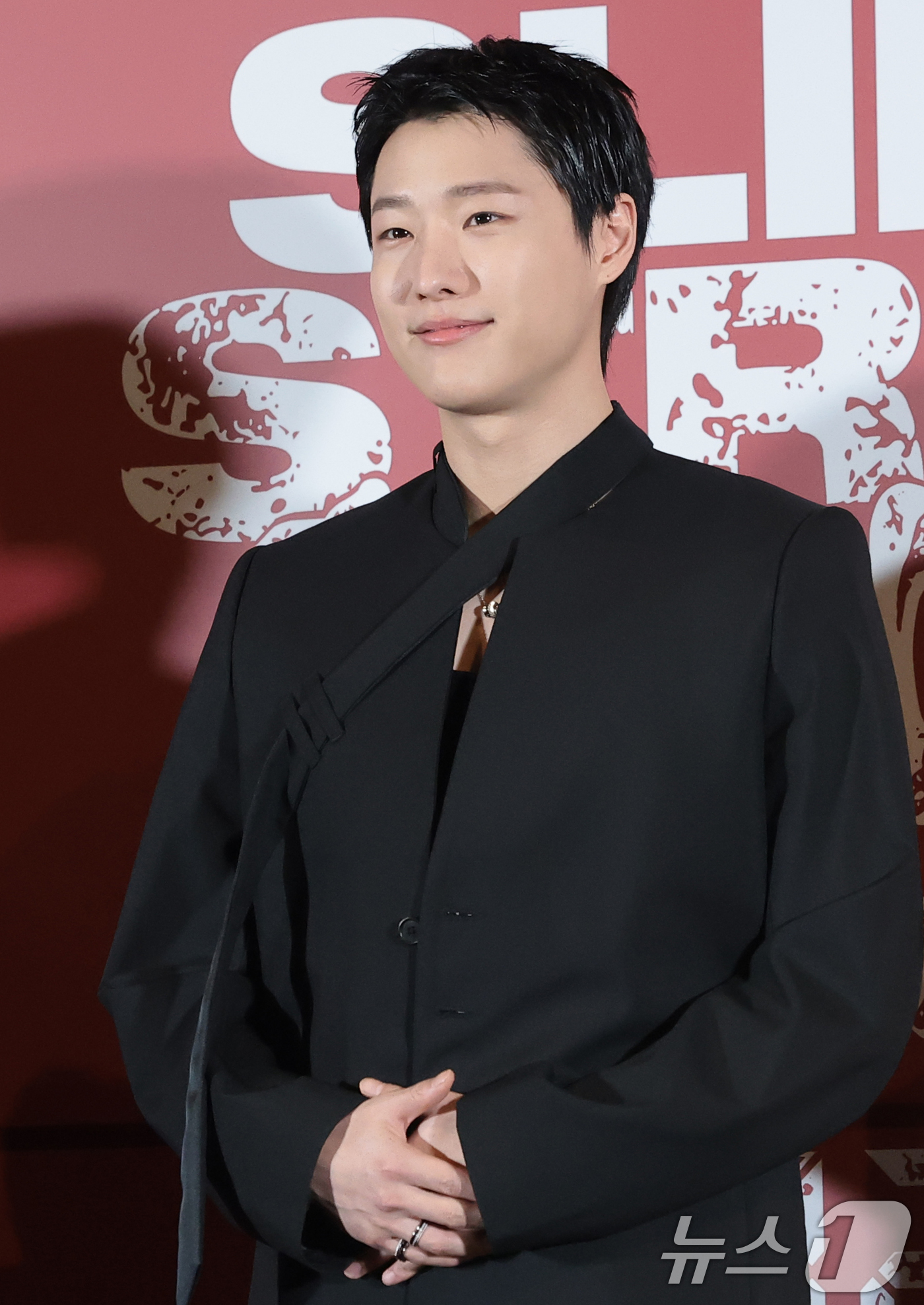 (서울=뉴스1) 권현진 기자 = 가수 우즈(WOODZ)가 20일 오후 서울 용산구 CGV용산아이파크몰에서 열린 영화 ‘슬라이드 스트럼 뮤트’ 언론시사회 및 기자간담회에 참석해 인사 …