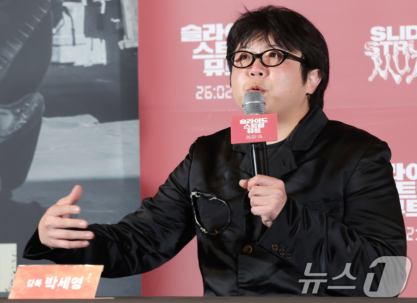 (서울=뉴스1) 권현진 기자 = 박세영 감독이 20일 오후 서울 용산구 CGV용산아이파크몰에서 열린 영화 ‘슬라이드 스트럼 뮤트’ 언론시사회 및 기자간담회에 참석해 인사말을 하고 …