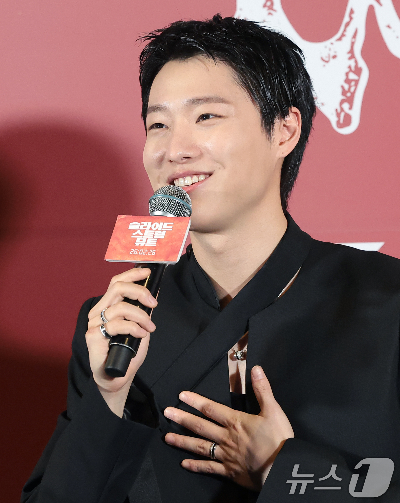 (서울=뉴스1) 권현진 기자 = 가수 우즈(WOODZ)가 20일 오후 서울 용산구 CGV용산아이파크몰에서 열린 영화 ‘슬라이드 스트럼 뮤트’ 언론시사회 및 기자간담회에 참석해 인사 …