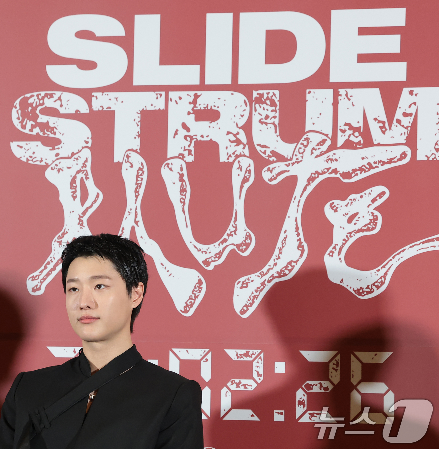 (서울=뉴스1) 권현진 기자 = 가수 우즈(WOODZ)가 20일 오후 서울 용산구 CGV용산아이파크몰에서 열린 영화 ‘슬라이드 스트럼 뮤트’ 언론시사회 및 기자간담회에 참석해 취재 …