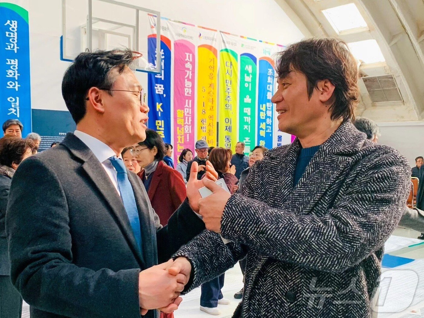본문 이미지 - 역사강사 출신 유튜버인 황현필 역사바로잡기연구소 소장이 18일 광주 YMCA에서 열린 2026 민주가족 합동세배에 참석해 지역 정치권 인사들을 만나고 있다. 북구청장 후보인 정달성 더불어민주당 당대표 특보와 악수하는 황현필.(정달성 SNS. 재배포 및 DB 금지)