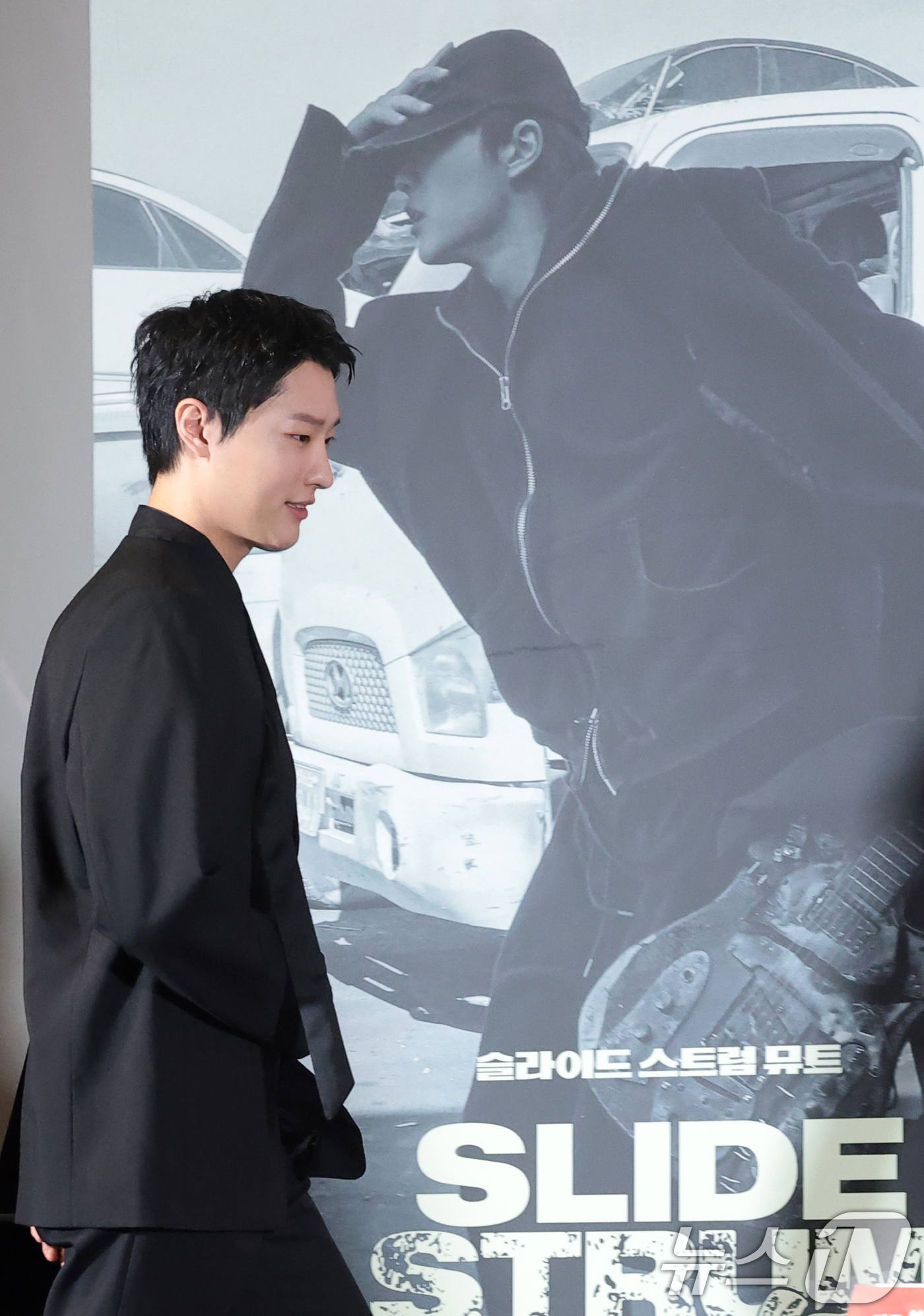 (서울=뉴스1) 권현진 기자 = 가수 우즈(WOODZ)가 20일 오후 서울 용산구 CGV용산아이파크몰에서 열린 영화 ‘슬라이드 스트럼 뮤트’ 언론시사회 및 기자간담회에 참석하고 있 …