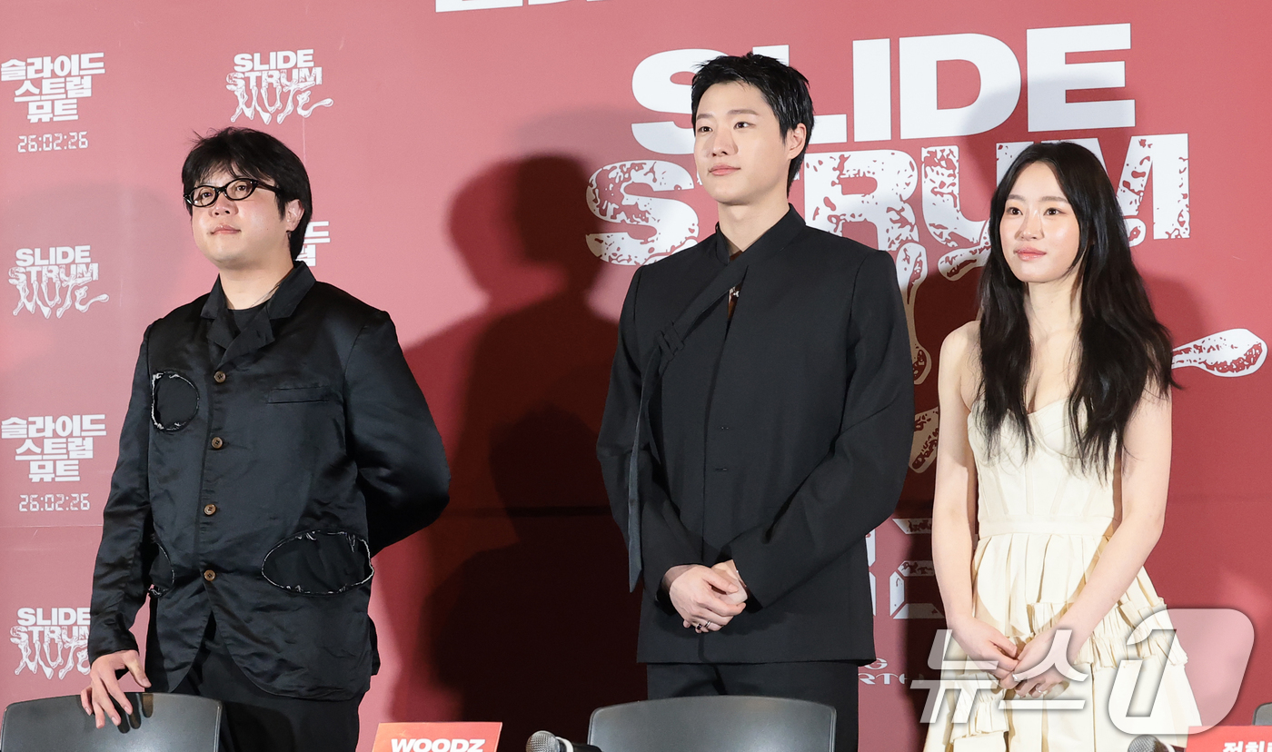 (서울=뉴스1) 권현진 기자 = 박세영 감독(왼쪽부터)과 우즈, 정회린이 20일 오후 서울 용산구 CGV용산아이파크몰에서 열린 영화 ‘슬라이드 스트럼 뮤트’ 언론시사회 및 기자간담 …