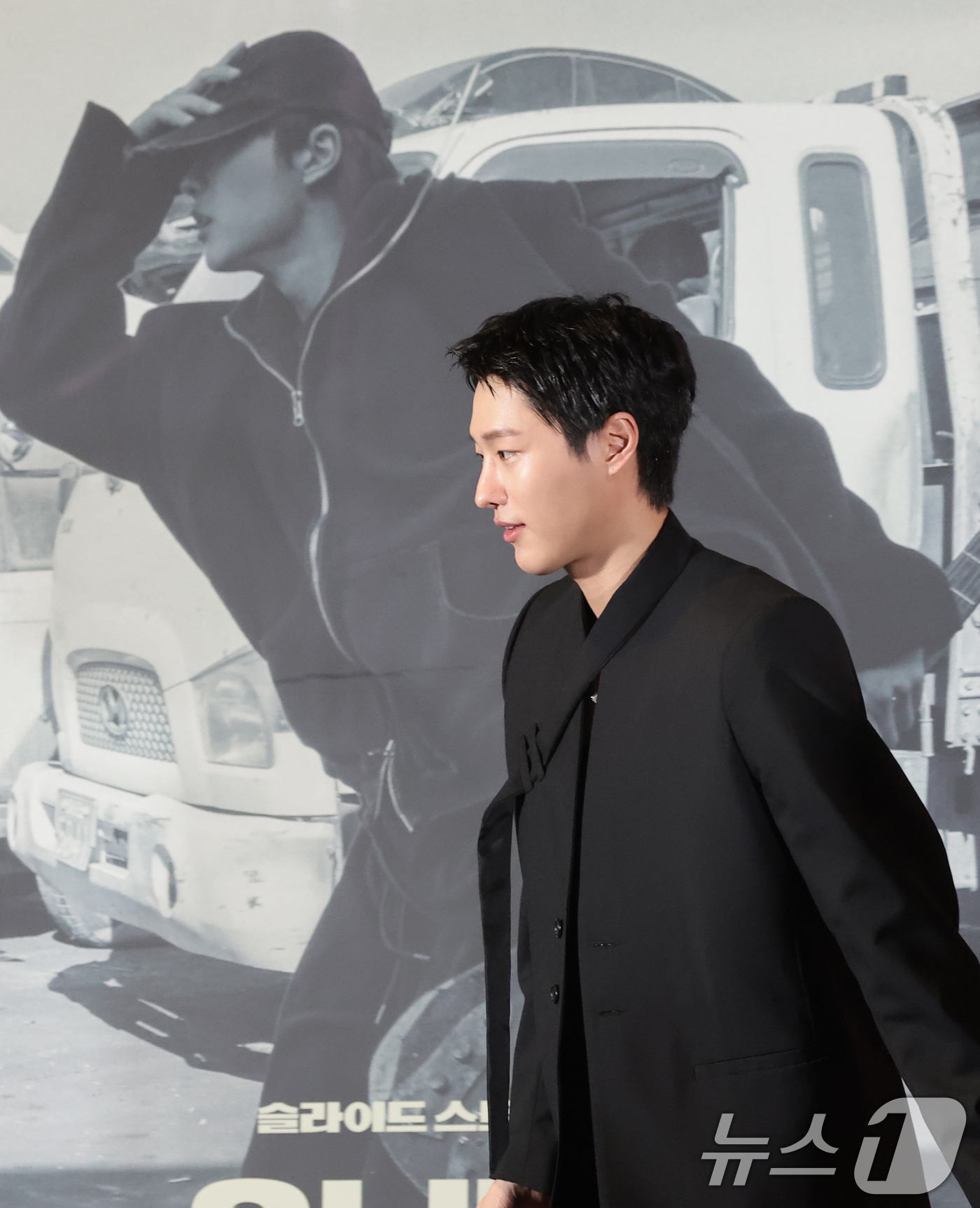 (서울=뉴스1) 권현진 기자 = 가수 우즈(WOODZ)가 20일 오후 서울 용산구 CGV용산아이파크몰에서 열린 영화 ‘슬라이드 스트럼 뮤트’ 언론시사회 및 기자간담회에 참석하고 있 …