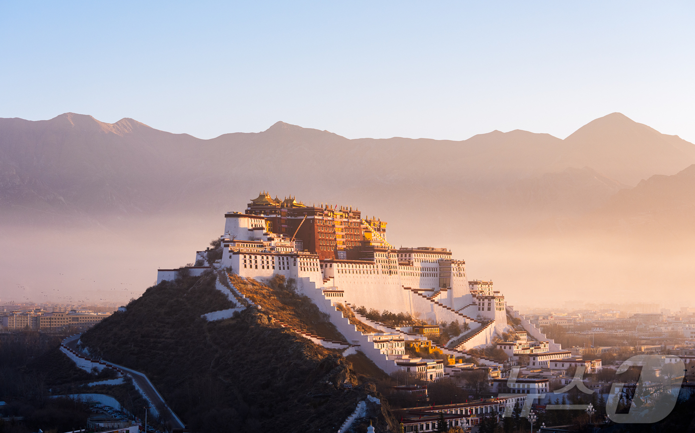 (라싸 신화=뉴스1) 이정환 기자 = 지난 18일(현지시간) 중국 남서부 신장자치구 라싸에 있는 포탈라궁이 아침 햇살에 비친 모습이 사진에 담겼다. 2026.02.18.ⓒ 신화=뉴 …