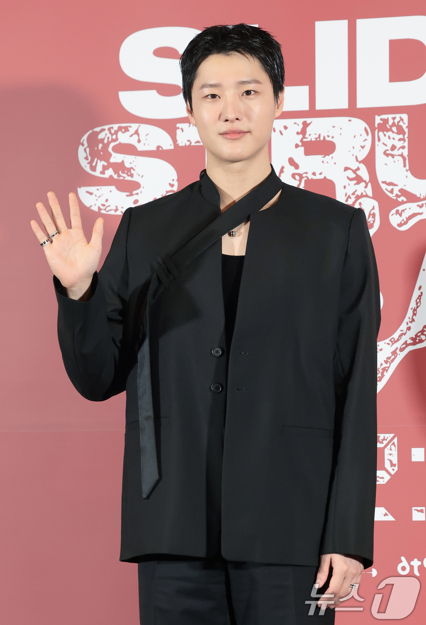 (서울=뉴스1) 권현진 기자 = 가수 우즈(WOODZ)가 20일 오후 서울 용산구 CGV용산아이파크몰에서 열린 영화 ‘슬라이드 스트럼 뮤트’ 언론시사회 및 기자간담회에 참석해 포즈 …