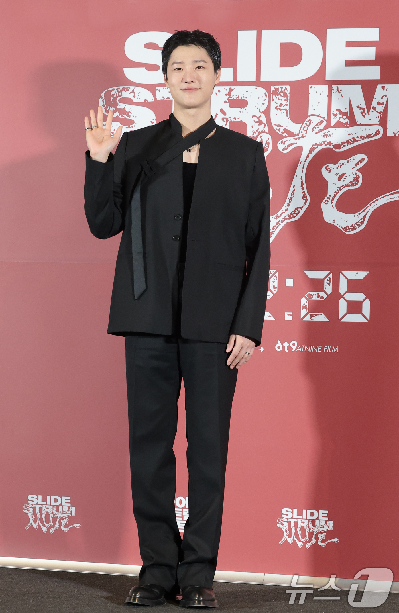 (서울=뉴스1) 권현진 기자 = 가수 우즈(WOODZ)가 20일 오후 서울 용산구 CGV용산아이파크몰에서 열린 영화 ‘슬라이드 스트럼 뮤트’ 언론시사회 및 기자간담회에 참석해 포즈 …