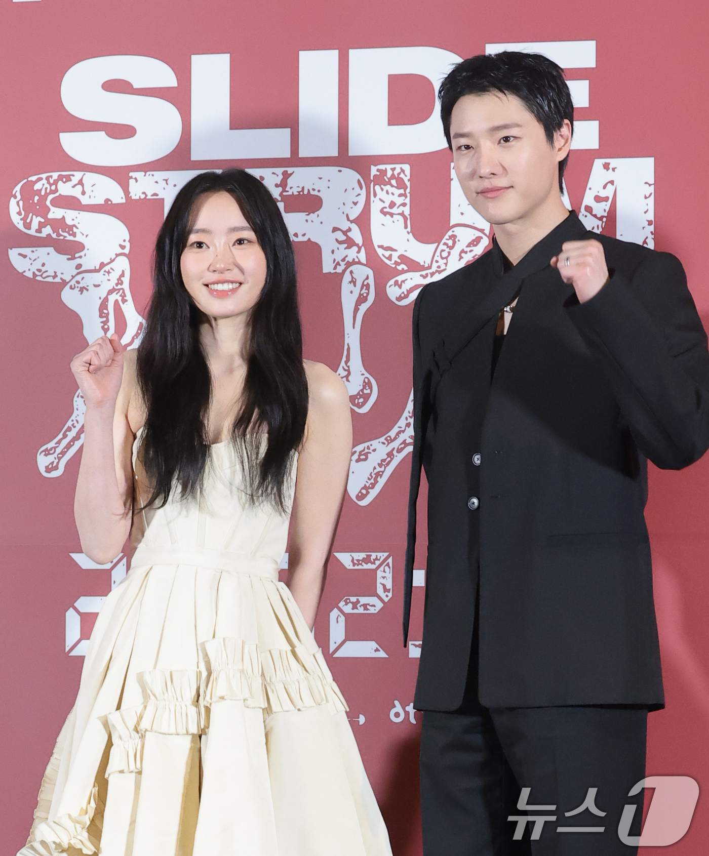 (서울=뉴스1) 권현진 기자 = 배우 정회린과 우즈(오른쪽)가 20일 오후 서울 용산구 CGV용산아이파크몰에서 열린 영화 ‘슬라이드 스트럼 뮤트’ 언론시사회 및 기자간담회에 참석해 …