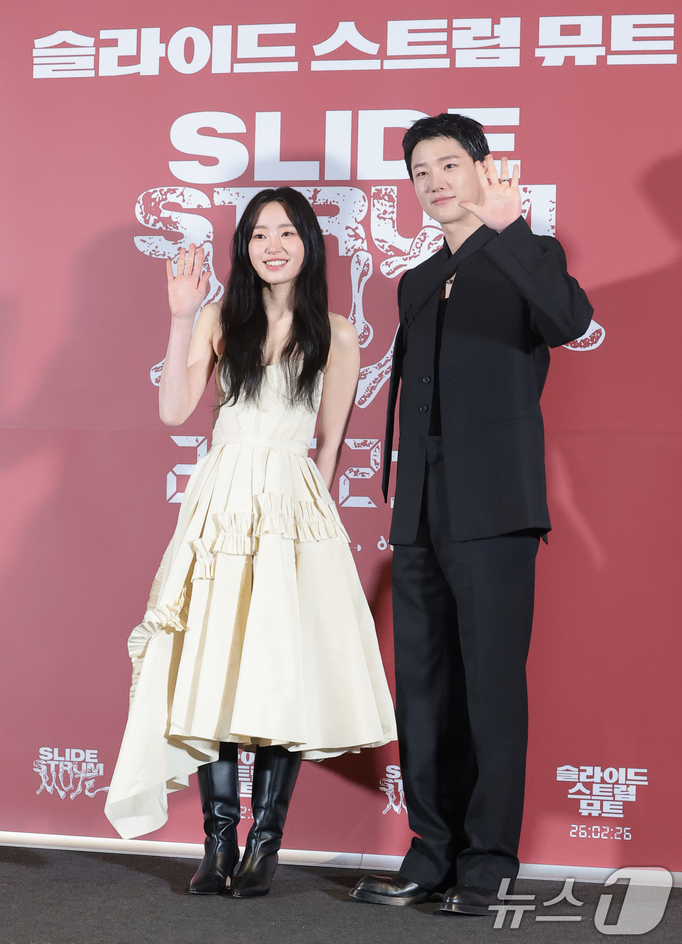 (서울=뉴스1) 권현진 기자 = 배우 정회린과 우즈(오른쪽)가 20일 오후 서울 용산구 CGV용산아이파크몰에서 열린 영화 ‘슬라이드 스트럼 뮤트’ 언론시사회 및 기자간담회에 참석해 …