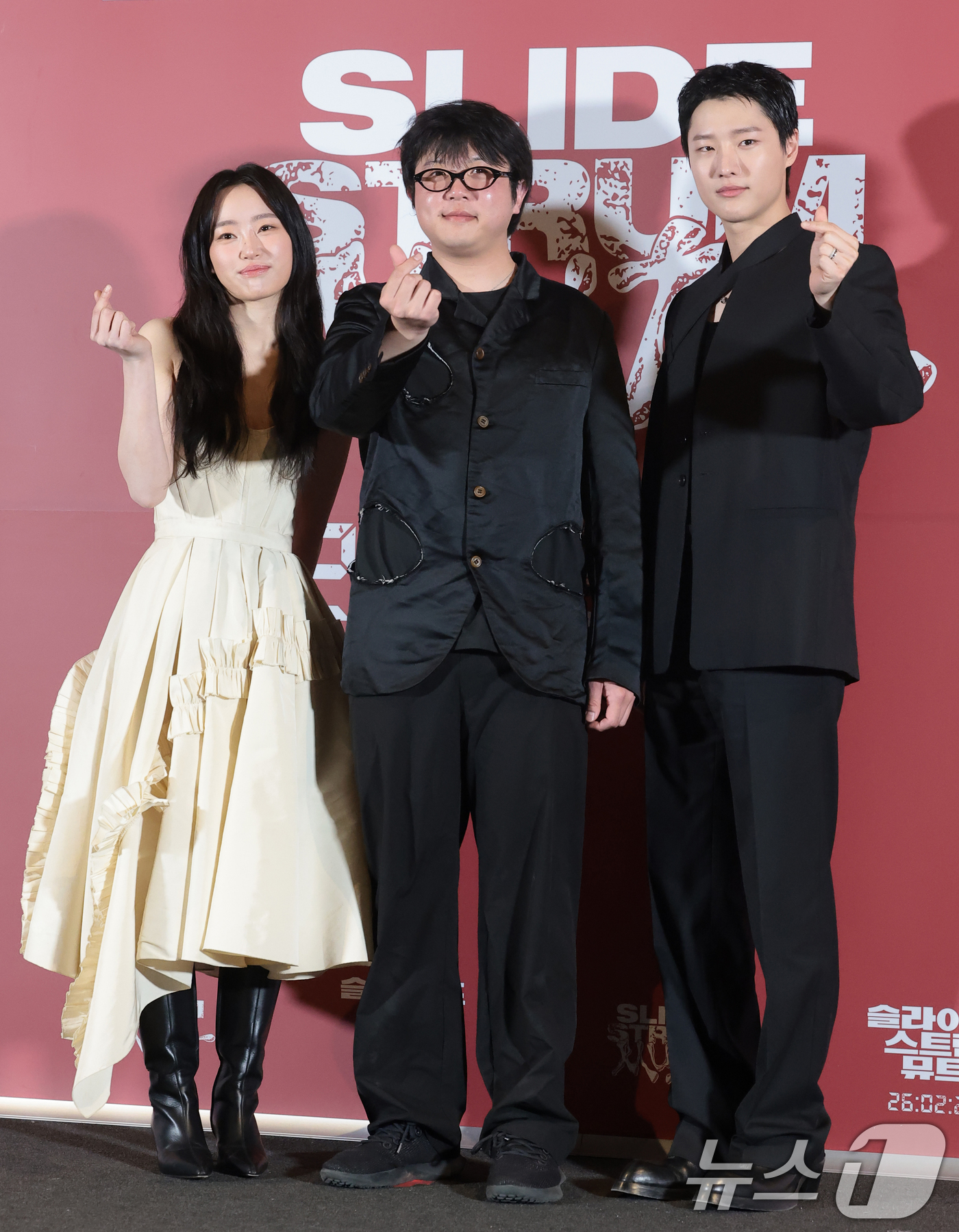 (서울=뉴스1) 권현진 기자 = 배우 정회린(왼쪽부터)과 박세영 감독, 우즈가 20일 오후 서울 용산구 CGV용산아이파크몰에서 열린 영화 ‘슬라이드 스트럼 뮤트’ 언론시사회 및 기 …