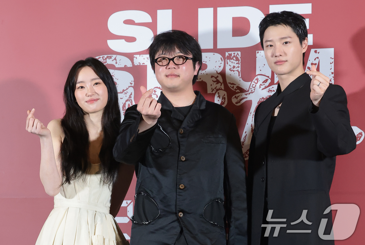 (서울=뉴스1) 권현진 기자 = 배우 정회린(왼쪽부터)과 박세영 감독, 우즈가 20일 오후 서울 용산구 CGV용산아이파크몰에서 열린 영화 ‘슬라이드 스트럼 뮤트’ 언론시사회 및 기 …