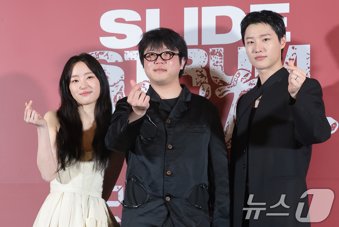 본문 이미지 - 배우 정회린(왼쪽부터)과 박세영 감독, 우즈가 20일 오후 서울 용산구 CGV용산아이파크몰에서 열린 영화 ‘슬라이드 스트럼 뮤트’ 언론시사회 및 기자간담회에 참석해 포즈를 취하고 있다. ‘슬라이드 스트럼 뮤트’는 오디션에 불합격한 어느 밤, 의문의 남자가 맡긴 부서진 기타를 연주한 ‘우진’(우즈 분)이 저주받은 시간을 가로질러 욕망으로 질주하는 미스터리 쇼트 필름이다. 2026.2.20 ⓒ 뉴스1 권현진 기자