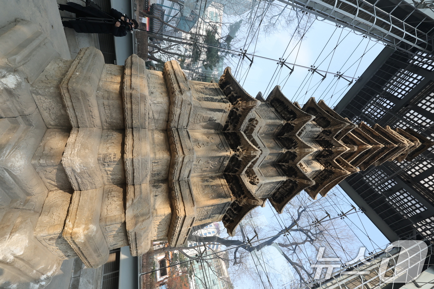 (서울=뉴스1) 안은나 기자 = 20일 오후 서울 종로구 탑골공원에서 1999년 유리보호각 설치 이후 27년 만에 처음으로 원각사지 십층석탑 내부가 공개되고 있다. 종로구는 199 …