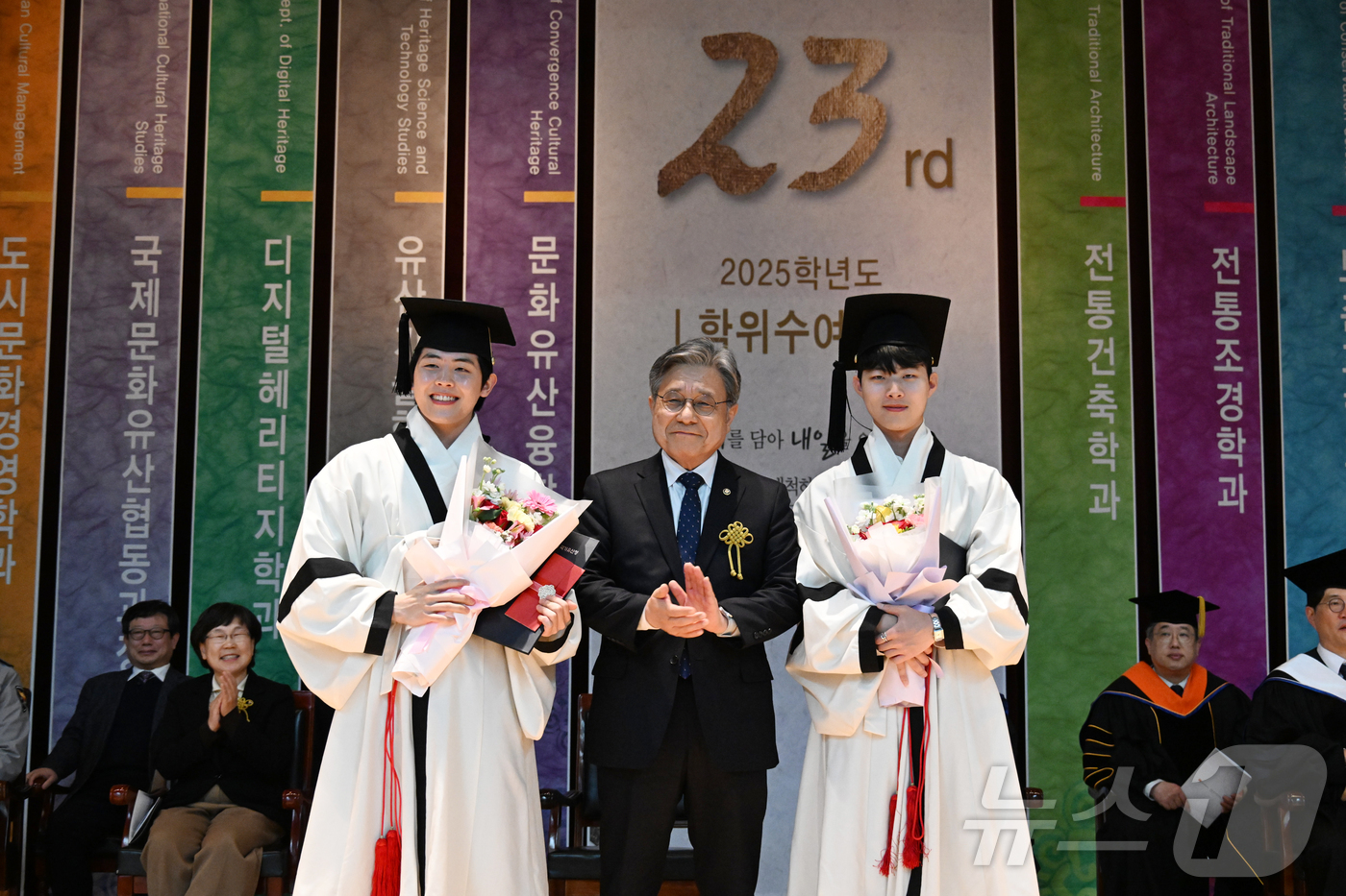 (서울=뉴스1) = 허민 국가유산청장이 20일 오후 충남 부여군 한국전통문화대학교 체육관에서 개최된 2025학년도 학위수여식에서 학업성적우수자로 국가유산청장상을 수상한 국가유산관리 …