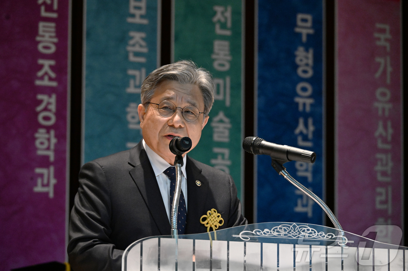 (서울=뉴스1) = 허민 국가유산청장이 20일 오후 충남 부여군 한국전통문화대학교 체육관에서 열린 2025학년도 학위수여식에서 축사를 하고 있다. (국가유산청 제공. 재판매 및 D …
