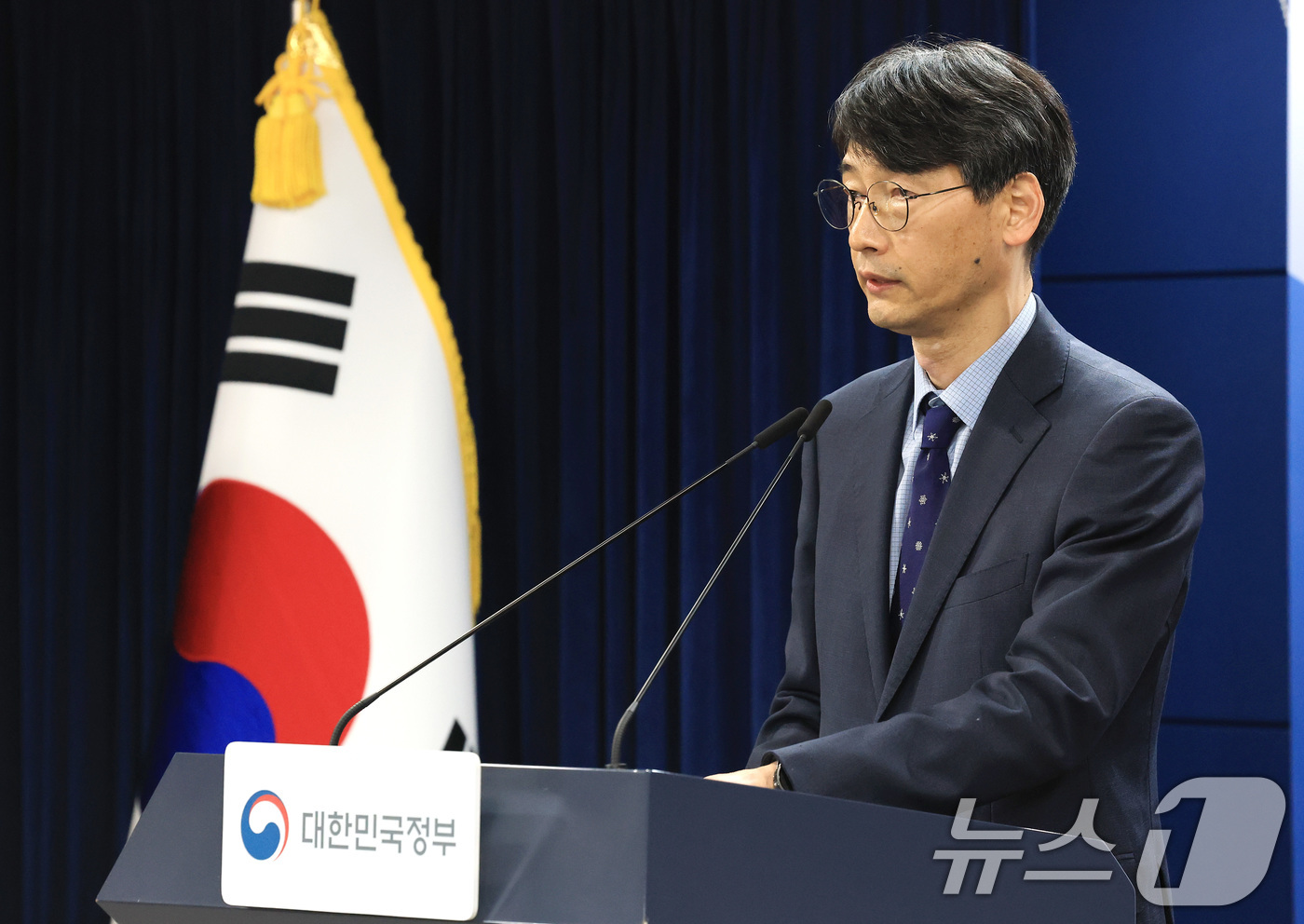 (서울=뉴스1) 임세영 기자 = 김경만 과학기술정보통신부 인공지능정책실장이 20일 서울 종로구 정부서울청사에서 독자AI파운데이션모델 추가 발표를 하고 있다. 2026.2.20/뉴스 …