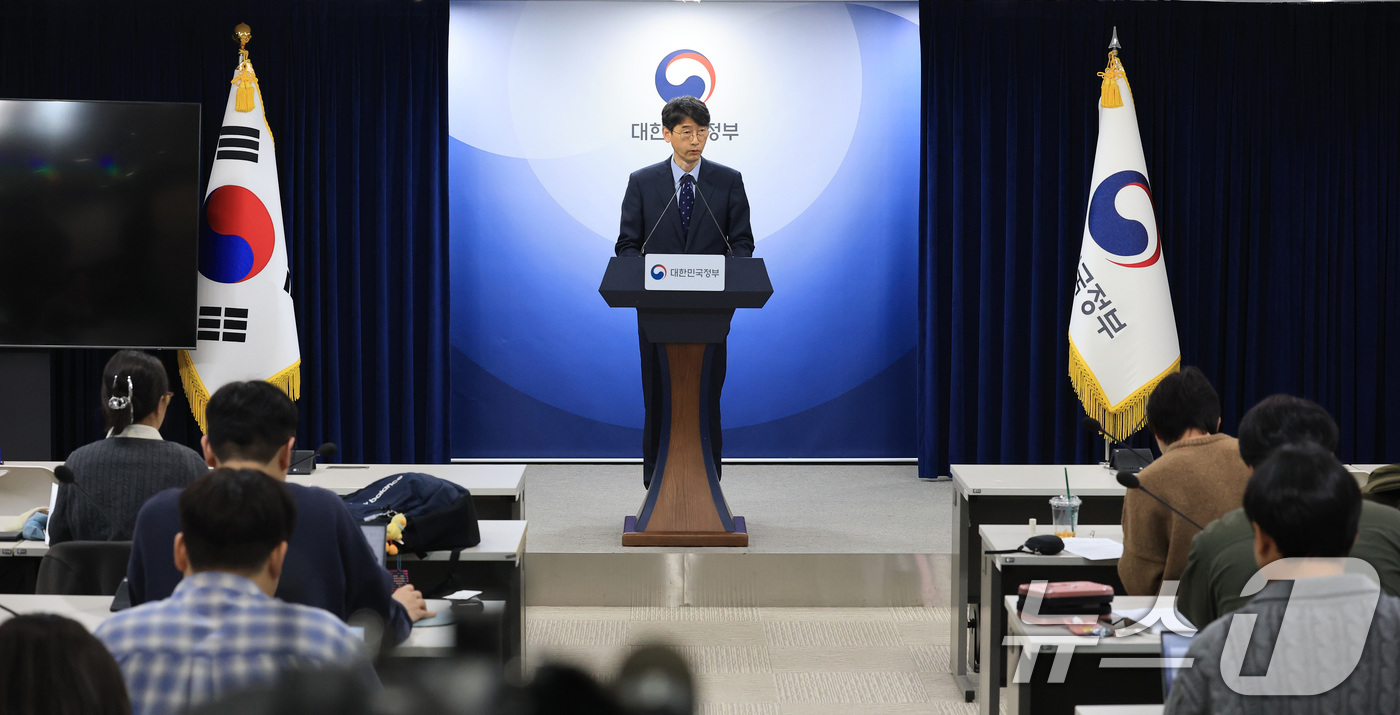 (서울=뉴스1) 임세영 기자 = 김경만 과학기술정보통신부 인공지능정책실장이 20일 서울 종로구 정부서울청사에서 독자AI파운데이션모델 추가 발표를 하고 있다. 2026.2.20/뉴스 …