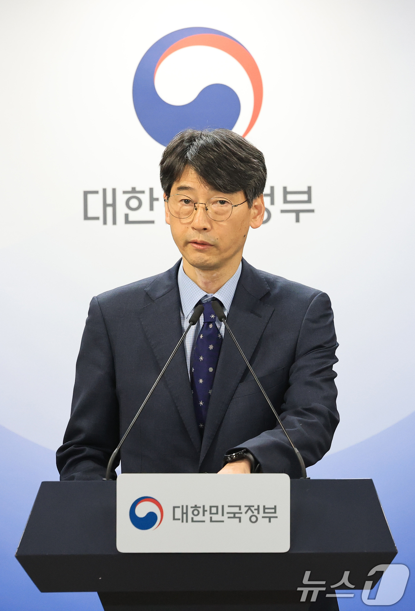 (서울=뉴스1) 임세영 기자 = 김경만 과학기술정보통신부 인공지능정책실장이 20일 서울 종로구 정부서울청사에서 독자AI파운데이션모델 추가 발표를 하고 있다. 2026.2.20/뉴스 …