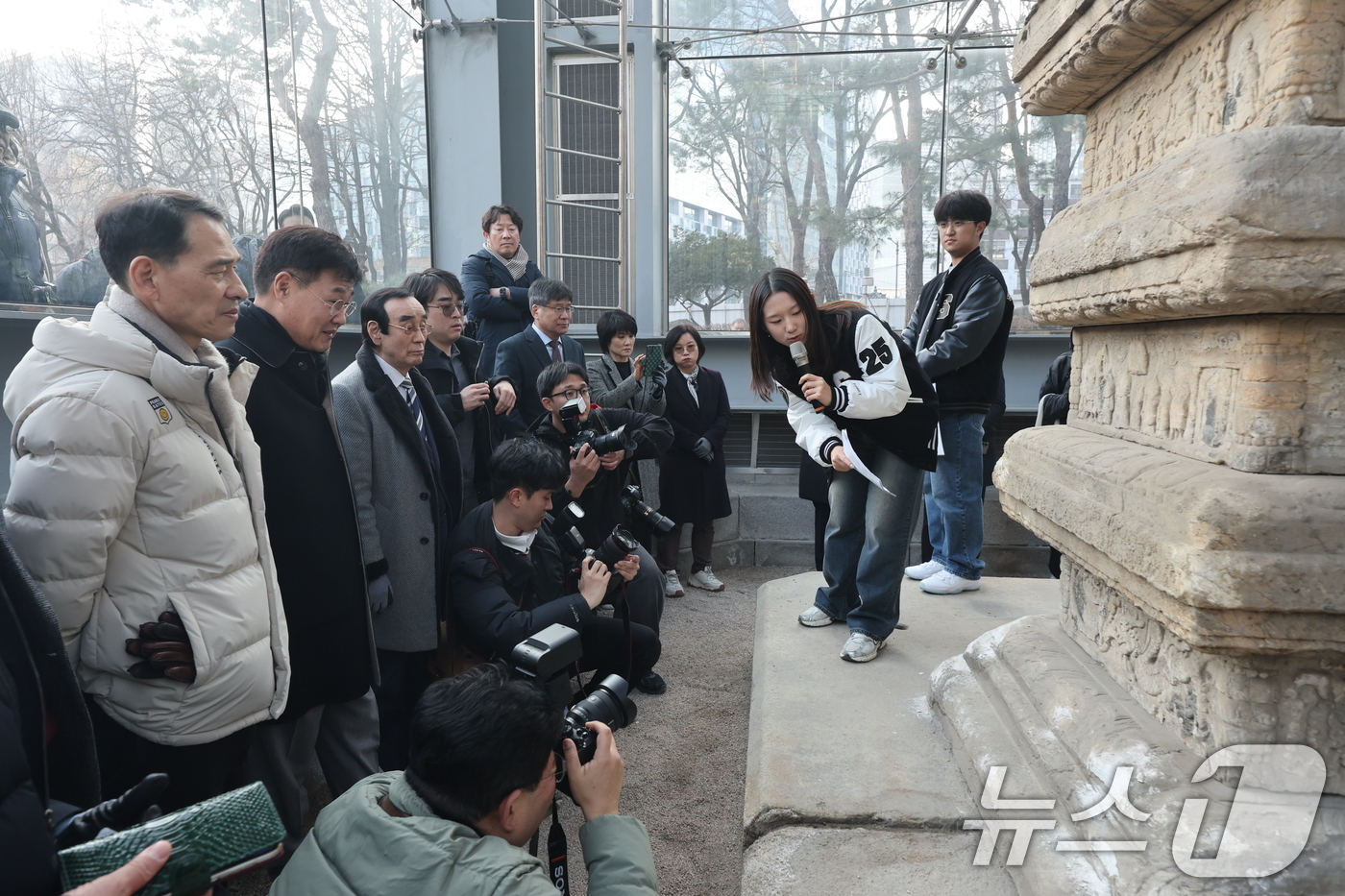 (서울=뉴스1) 안은나 기자 = 성균관대학교 동아리 '역사좀아일' 학생들이 20일 오후 서울 종로구 탑골공원에서 열린 원각사지 십층석탑 공개관람 사전공개회에서 정문헌 구청장 등 참 …