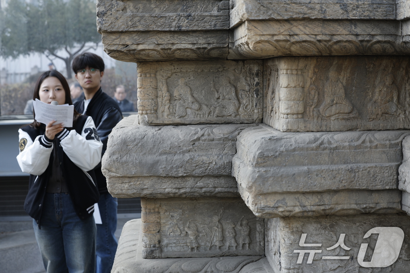 (서울=뉴스1) 안은나 기자 = 성균관대학교 동아리 '역사좀아일' 학생들이 20일 오후 서울 종로구 탑골공원에서 열린 원각사지 십층석탑 공개관람 사전공개회에서 정문헌 구청장 등 참 …