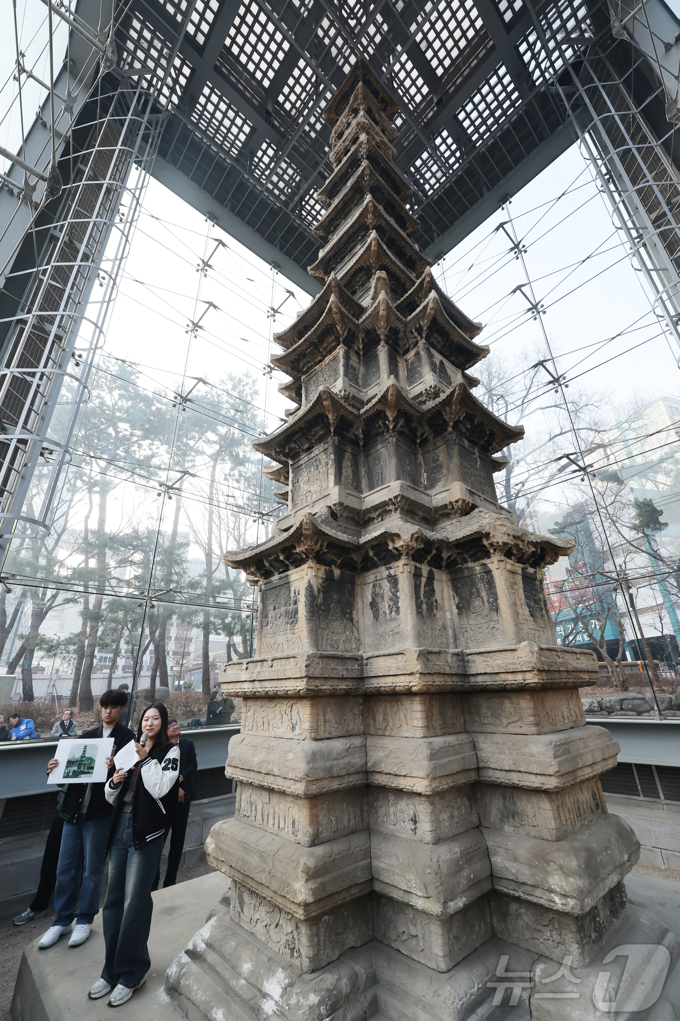 (서울=뉴스1) 안은나 기자 = 성균관대학교 동아리 \'역사좀아일\' 학생들이 20일 오후 서울 종로구 탑골공원에서 열린 원각사지 십층석탑 공개관람 사전공개회에서 정문헌 구청장 등 …