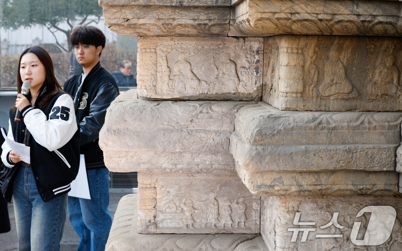 (서울=뉴스1) 안은나 기자 = 성균관대학교 동아리 '역사좀아일' 학생들이 20일 오후 서울 종로구 탑골공원에서 열린 원각사지 십층석탑 공개관람 사전공개회에서 정문헌 구청장 등 참 …