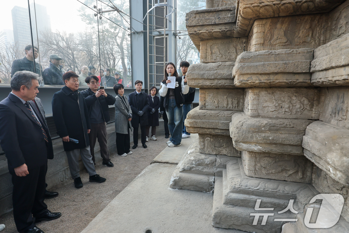 (서울=뉴스1) 안은나 기자 = 성균관대학교 동아리 '역사좀아일' 학생들이 20일 오후 서울 종로구 탑골공원에서 열린 원각사지 십층석탑 공개관람 사전공개회에서 정문헌 구청장 등 참 …