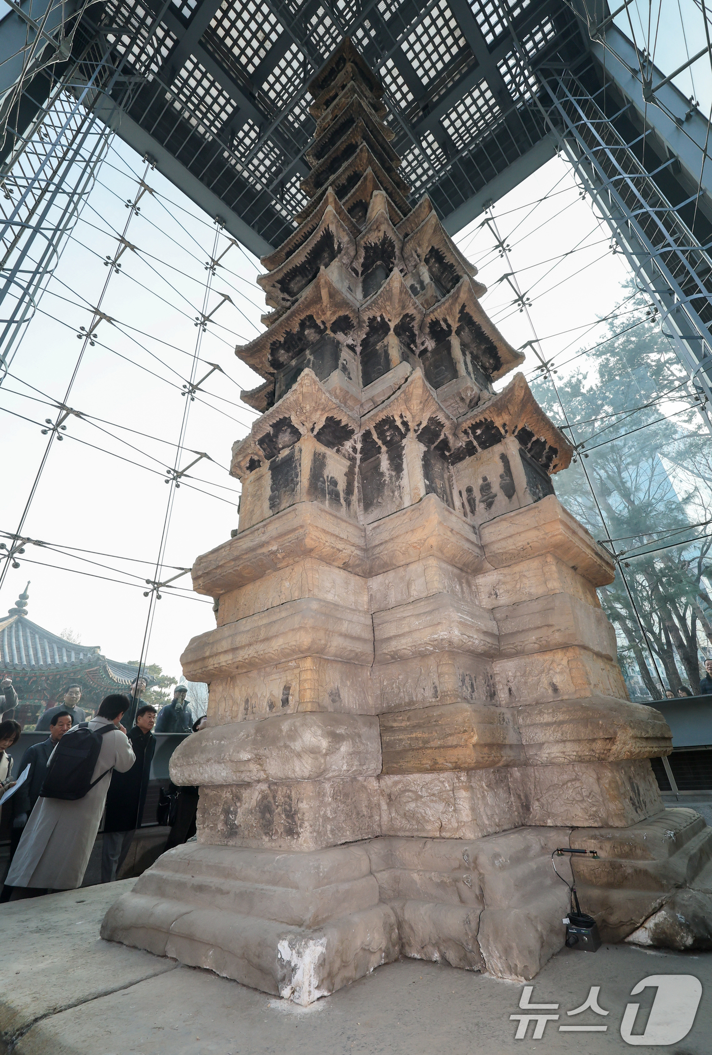 (서울=뉴스1) 안은나 기자 = 20일 오후 서울 종로구 탑골공원에서 열린 원각사지 십층석탑 공개관람 사전공개회에서 정문헌 구청장 등 참석자들이 탑을 살피고 있다.종로구는 1999 …