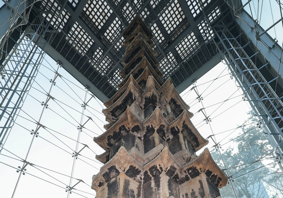 유리보호각 안 원각사지 십층석탑 모습은?