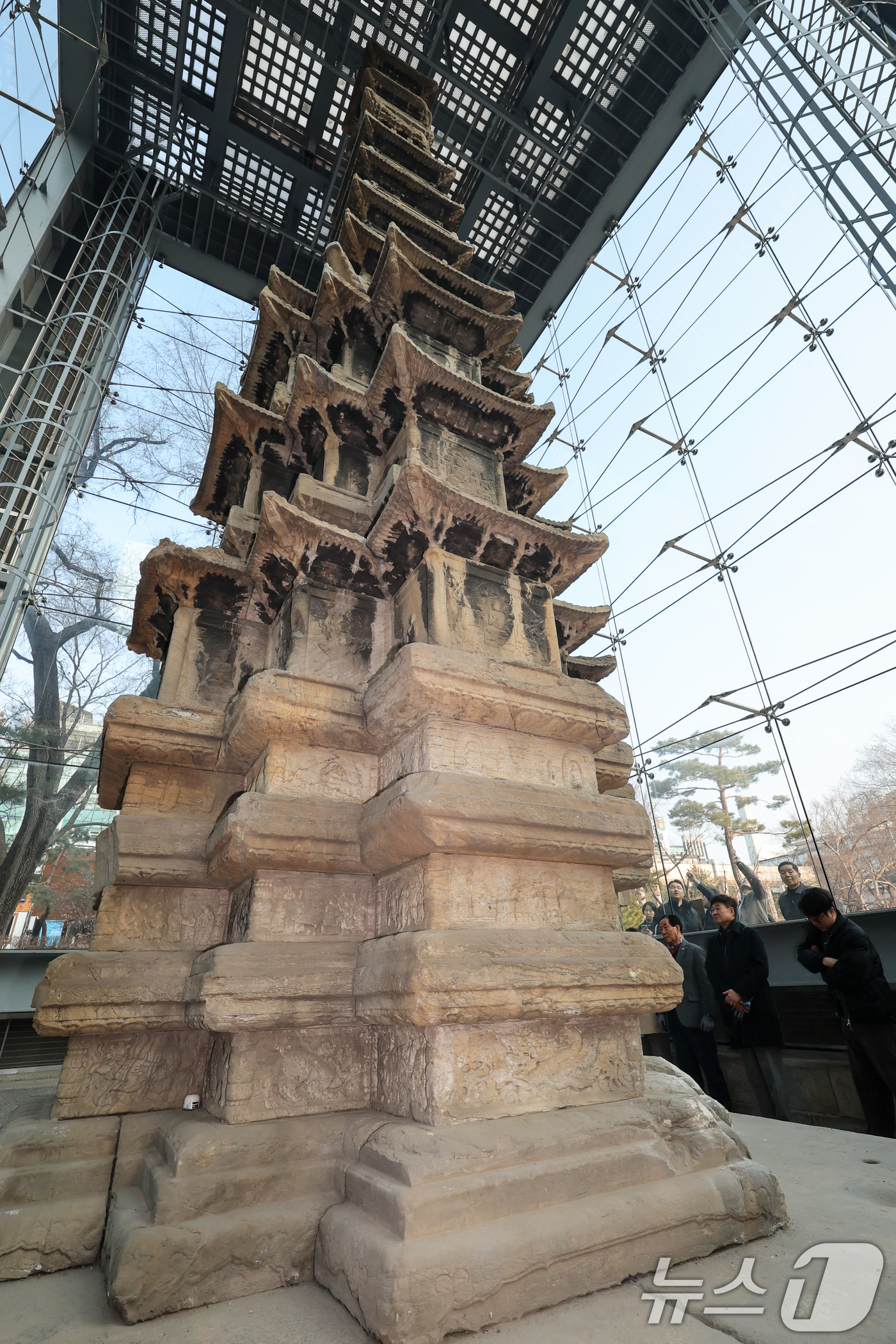 (서울=뉴스1) 안은나 기자 = 20일 오후 서울 종로구 탑골공원에서 열린 원각사지 십층석탑 공개관람 사전공개회에서 정문헌 구청장 등 참석자들이 탑을 살피고 있다.종로구는 1999 …