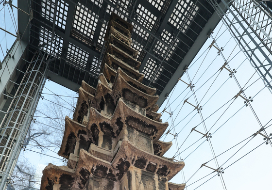 유리보호각 안 원각사지 십층석탑 공개