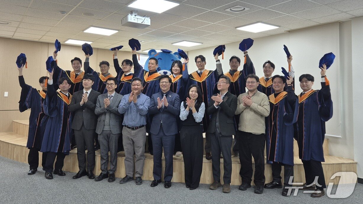 본문 이미지 - 강원대 일반대학원 데이터사이언스학과 졸업생들이 20일 '2025학년도 전기 학위수여식(춘천캠퍼스)'을 마치고 기념촬영을 하고 있다.(강원지능화혁신센터 제공. 재판매 및 DB금지)/뉴스1