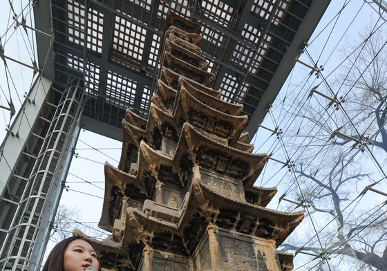 조선 세조때 지은 원각사지 십층석탑의 모습은?