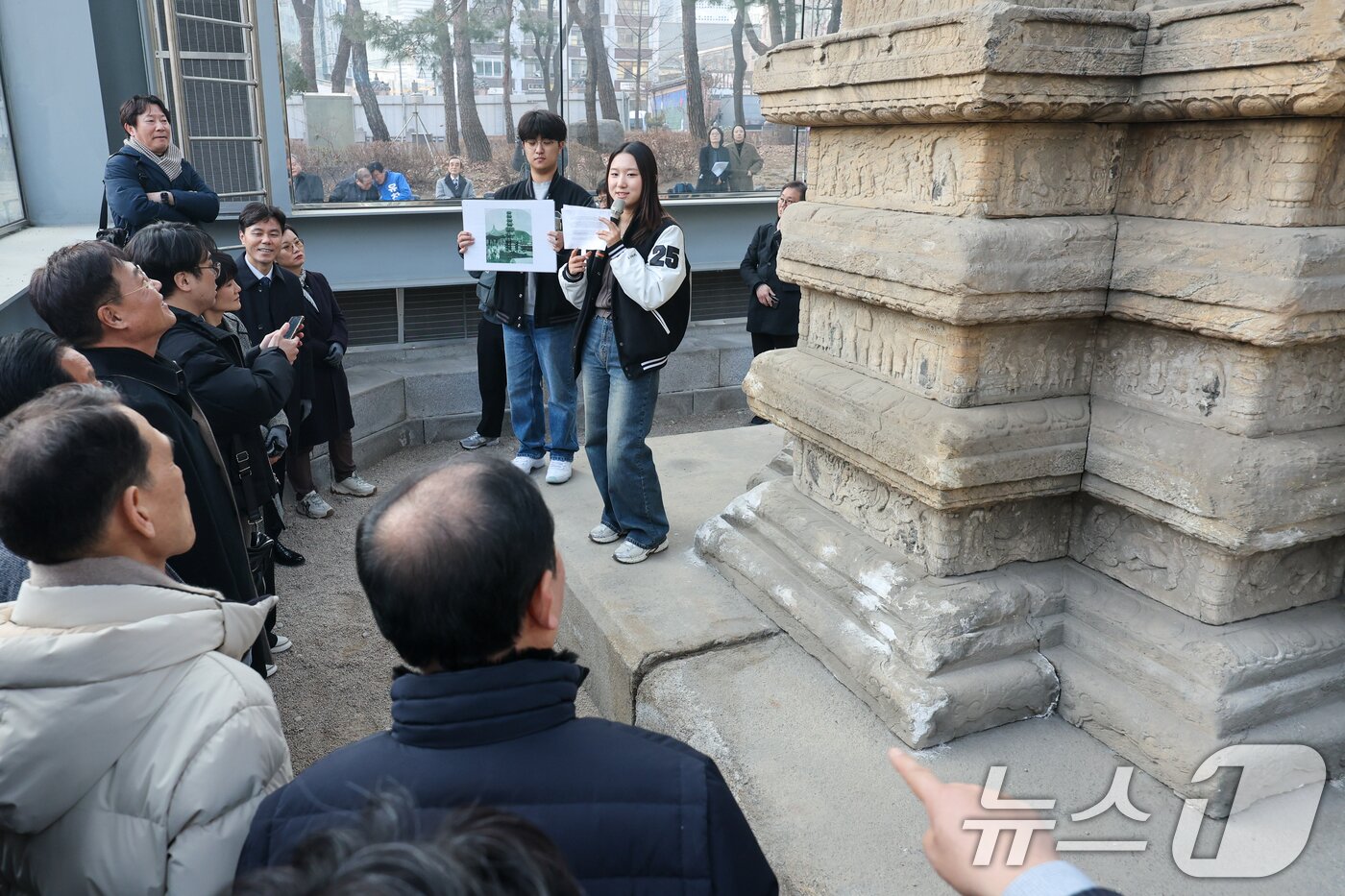 본문 이미지 - 성균관대학교 동아리 '역사좀아일' 학생들이 20일 오후 서울 종로구 탑골공원에서 열린 원각사지 십층석탑 공개관람 사전공개회에서 정문헌 구청장 등 참석자들을 향해 설명하고 있다. 종로구는 1999년 유리보호각 설치 이후 27년 만에 처음으로 국보 서울 원각사지 십층석탑 내부를 일반에 공개한다. 기간은 내달 4일부터 15일까지며, 관람을 원하는 일반인은 서울시공공서비스예약을 통해 예약 접수를 하면 된다. 2026.2.20 ⓒ 뉴스1 안은나 기자