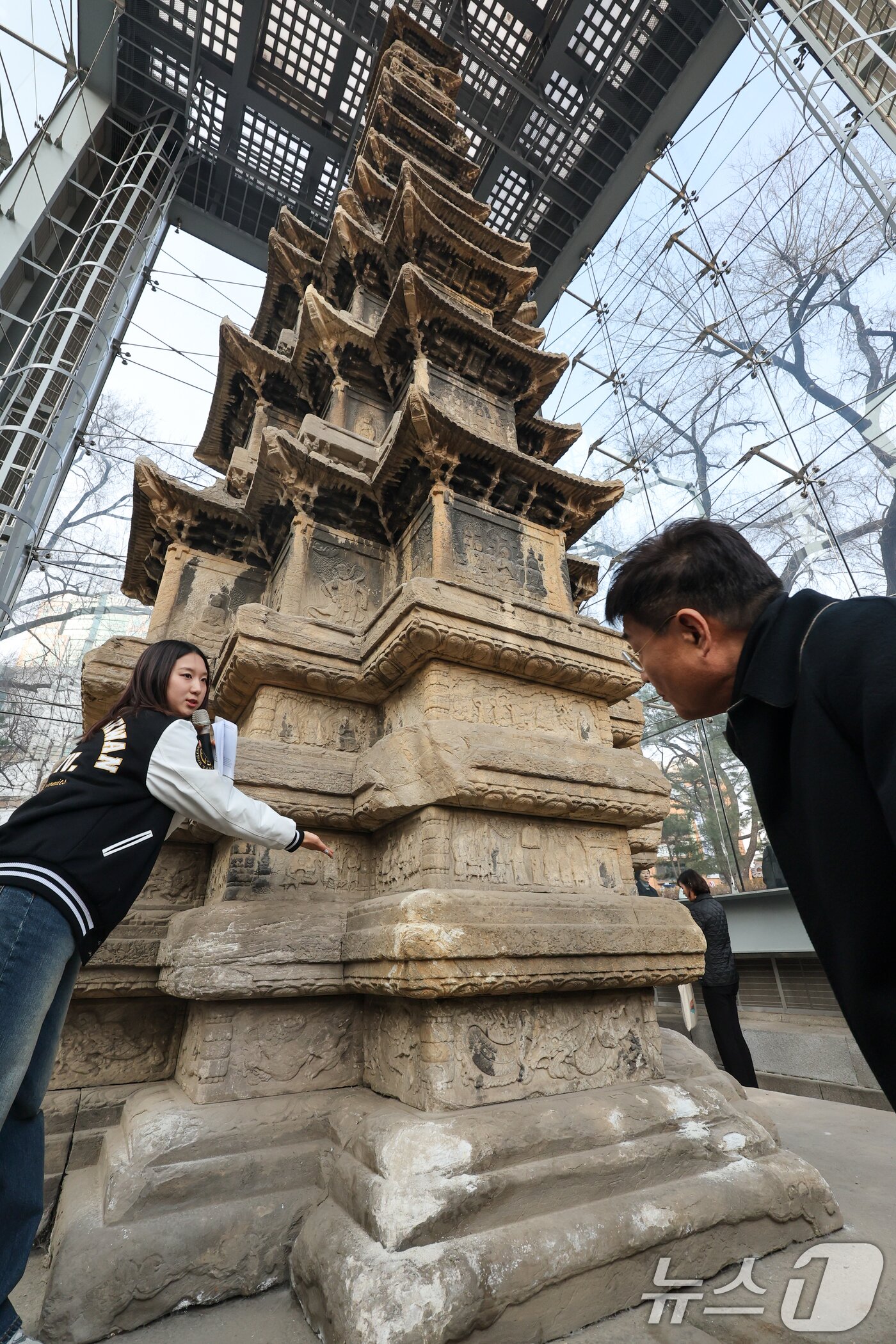 본문 이미지 - 성균관대학교 동아리 '역사좀아일' 학생들이 20일 오후 서울 종로구 탑골공원에서 열린 원각사지 십층석탑 공개관람 사전공개회에서 정문헌 구청장 등 참석자들을 향해 설명하고 있다. 종로구는 1999년 유리보호각 설치 이후 27년 만에 처음으로 국보 서울 원각사지 십층석탑 내부를 일반에 공개한다. 기간은 내달 4일부터 15일까지며, 관람을 원하는 일반인은 서울시공공서비스예약을 통해 예약 접수를 하면 된다. 2026.2.20 ⓒ 뉴스1 안은나 기자