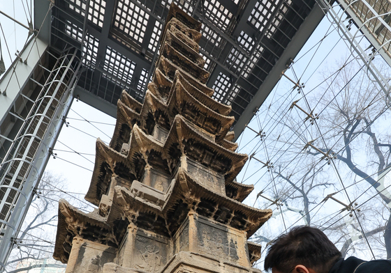 원각사지 십층석탑 살펴보는 정문헌 구청장